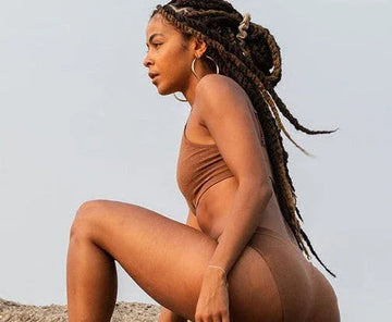 performans için en iyi malzeme merino yününden iç çamaşırı giymiş tırmanan bir kadın model